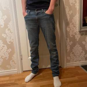 Hej! Säljer nu dessa tiger of sweden jeans! Dem är sparsamt använda och skicket är 9/10. Det är en lite äldre modell av tiger of sweden (blaise) vilket motsvarar evolve/pistolero. Storleken är 29/32, han på bilden är 175 cm. PRIS KAN DISKUTERAS!