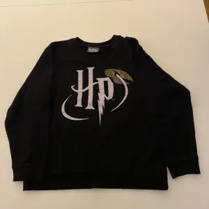 En officiell Harry Potter tröja. Egentligen för barn men passar även folk som är S! 🪄✨