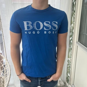 Hugo boss t-shirt - Tjena, säljer nu en riktigt snygg Hugo boss t-shirt som är perfekt nu till vår och sommaren. Skicket är 10/10 inga defekter. Har du frågor ställ dem! 