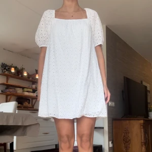 Vit klänning & other stories - Säljer denna jättefina vita klänning från & other stories, perfekt inför sommaren eller studenten! Klänningen är helt oanvänd, med prislapp kvar, i storlek 38.  