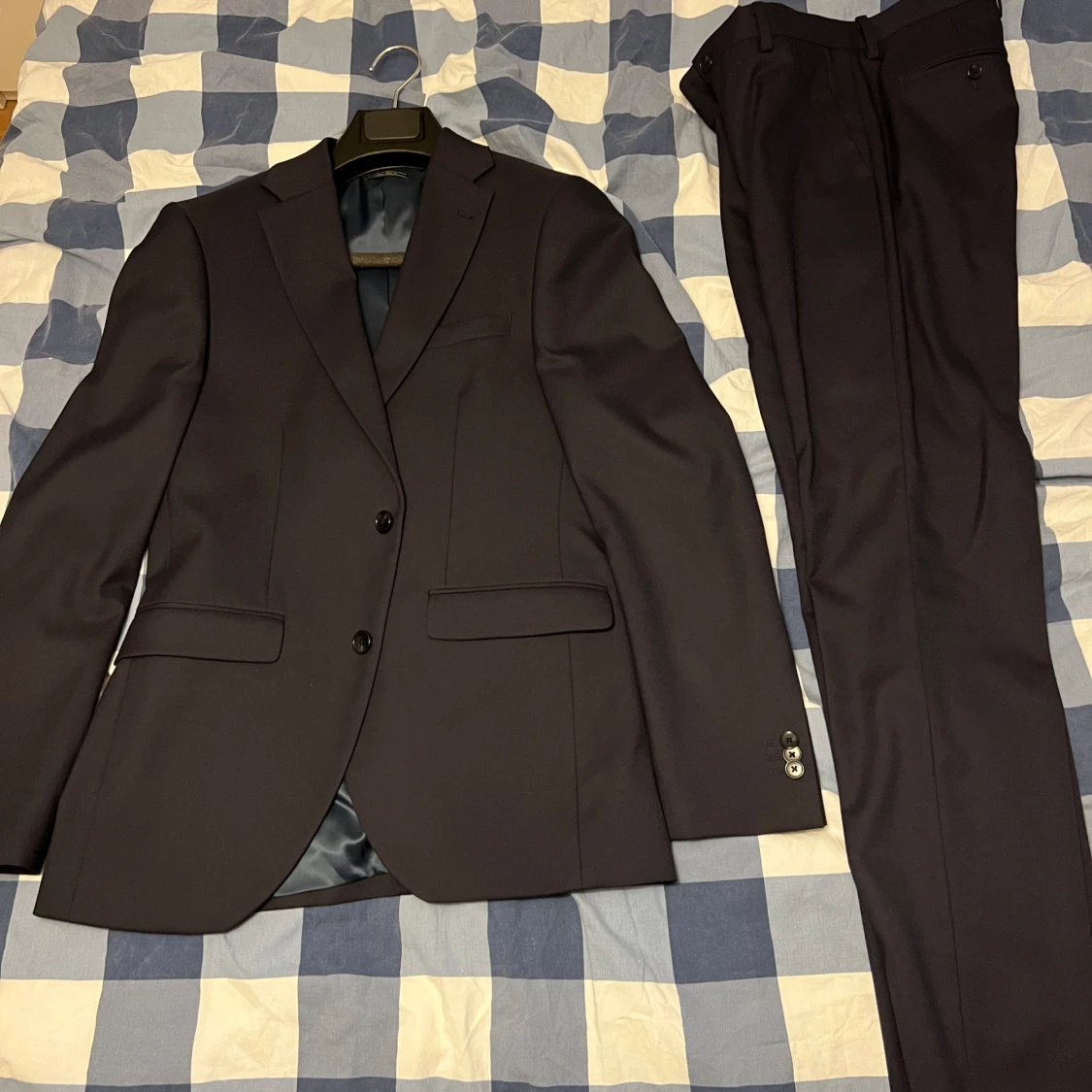 Oanvänd kostym  - 90