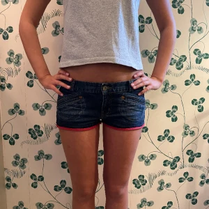 Lågmidjade jeans shorts  - Säljer dessa så snygga lågmidjade jeans shorts midjemått: 40 cm❤️❤️