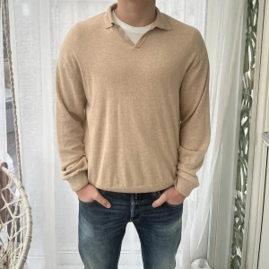 Stickad tröja - Tjena, säljer nu en riktigt skön och schysst tröja i färgen sand. Perfekt nu till vår och sommar. Skicket är 10/10. Har du frågor ställ dem!