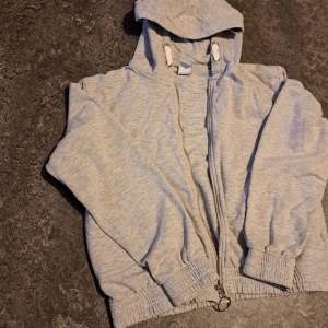 Grå zip up hoodie. 134/140 (ålder 9-10) 