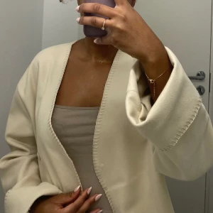 Blanket stitch jacket Gina Tricot - En trendig och oanvänd jacka från Gina tricots i färgen ”Almond milk”, storlek XS. Säljs med tanke på att det var ett impuls köp och jag har slavart bort retursedeln.  Prislapp finns! Nypriss, 499 SEK Säljer för 499 SEK ( går att diskutera)!