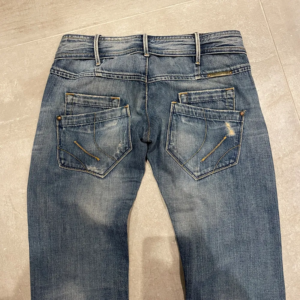 Jag säljer nu mammas gamla Fornarino jeans som inte längre passar. Klassisk jeans-tvätt med utsliten design vid knäna, fina detaljer som fickorna på rumpan. Använda men fortfarande i fint skick. Mjuka och sköna, gedigna äkta jeansmaterial💙. Jeans & Byxor.