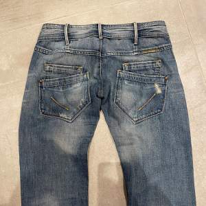 Jag säljer nu mammas gamla Fornarino jeans som inte längre passar. Klassisk jeans-tvätt med utsliten design vid knäna, fina detaljer som fickorna på rumpan. Använda men fortfarande i fint skick. Mjuka och sköna, gedigna äkta jeansmaterial💙
