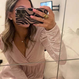 Klänning  - Super fin ljusrosa klänning som slutar strax över knäna, från märket JPOM men är köpt på Raglady by Tara💗I storlek M/L men passar även mig som är en Xs/s. Den har tyvärr inte kommit till användning så lapparna sitter kvar! 🫶🏽🌸 