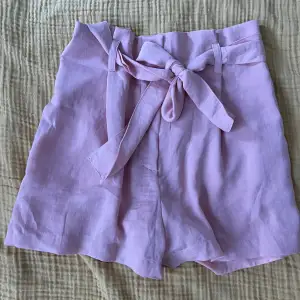 Jättefina rosa shorts med rosett. Lite slitna på baksidan men märks inte så mycket (bild 2). Bild 3 visar färgen bäst.