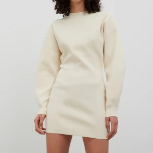 Finstickad klänning - Finstickad créme vit mini klänning med ballong ärmar från edited, köpt på about you för 939kr💞
