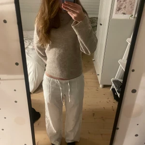 As snygga linnebyxor från Gina!! - Säljer dessa supersnygga linnebyxor från Young gina. Köpa förra sommaren men knappast använda💕 Passar perfekt i längden på mig som är 168. De är raka och lågmidjade i modellen och i storlek 158/164 men passar även xs/s💕 Skriv för fler bilder/frågor💓💓