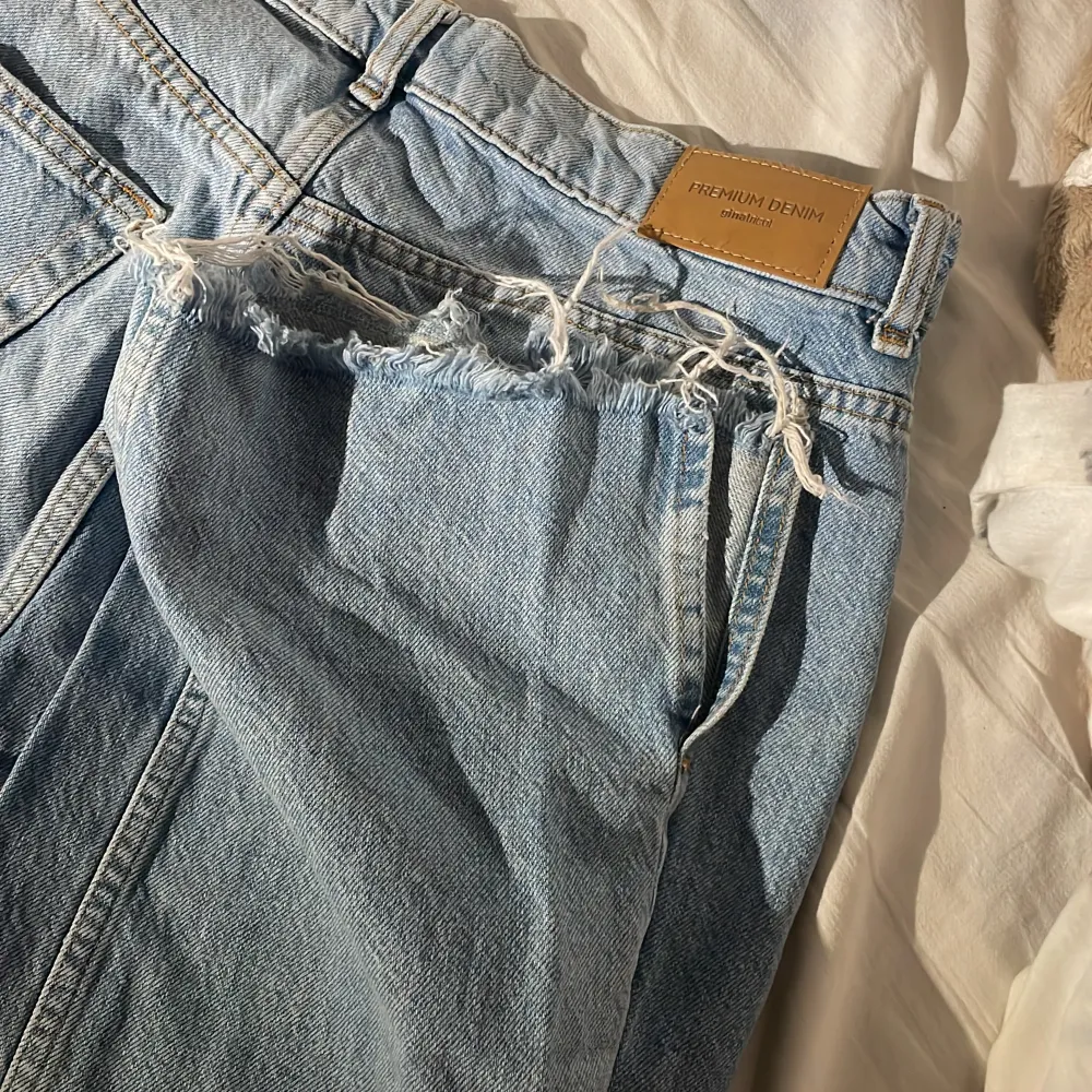 Säljer mian jeans från gina tricot ser väldigt skrynkliga ut men går att fixa med strykjärn sitter otroligt fint på och har en väldigt fin slits,storlek (38). Jeans & Byxor.