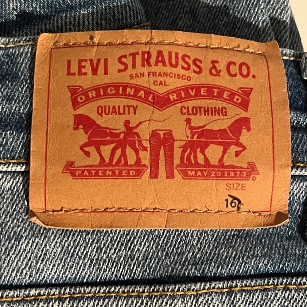 Hej. Jag säljer mina Levi’s jeans.  Skick 10/10 inga hål använd bara några gånger. Pris kan diskuteras.. Jeans & Byxor.