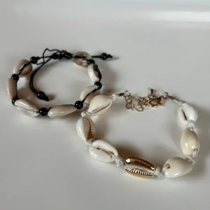 Snäckarmband 🖤🤍 - Ett med guldig kedja & en med snörning! Köp båda för 35 kronor! Köp via köp nu! 🤍
