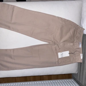 Low Rise chinos  - Aldrig använd, prislappen kvar! Beiga Low-Rise chinos från zara. Andra bilden är från hemsidan. 