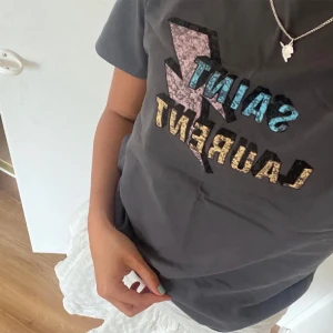 T shirt - Jättesnygg t-shirt!❤️❤️ fint skick! Köpt på plick då jag ej vet vart den kommer ifrån.