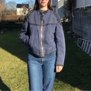 Jacka - Ball jeansjacka från Armani. Storlek 36/38 skulle jag säga. Passar mig bra. Använd men inga specifika defekter. Ev kan dragkedjan vara lite trög men funkar