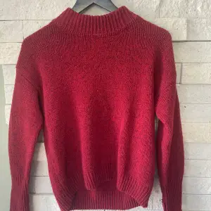 Röd stickad tröja, kring storlek S-M. Aldrig använt ❤️