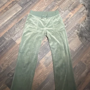 Juicy byxor - Använda några gånger men fortfarande bra skick💕säljer pågrund av att dom aldrig används