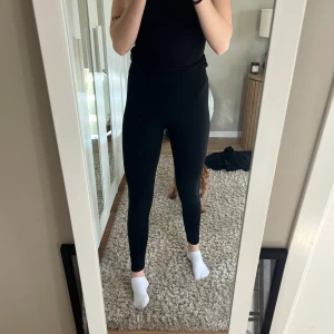 Träningstights - Fina träningstights med scrunch i rumpan, använda fåtal gånger