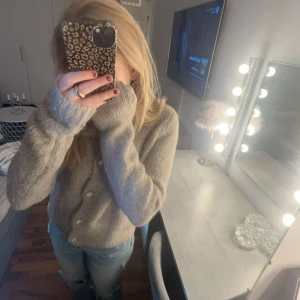 Stickad kofta från zara - Jag säljer nu min skitsnygga kofta från zara, inte använd särskilt mycket och som nyskick💓