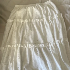 Långkjol  - Säljer min vita långkjol från shein. Är osäker på storleken men antar att den är i xs-s. Jag är över 150 och den passar mig perfekt, den är varken för lång eller för kort. Skriv privat om du är intresserad. Nypris- ca 150kr, mitt pris-70kr.