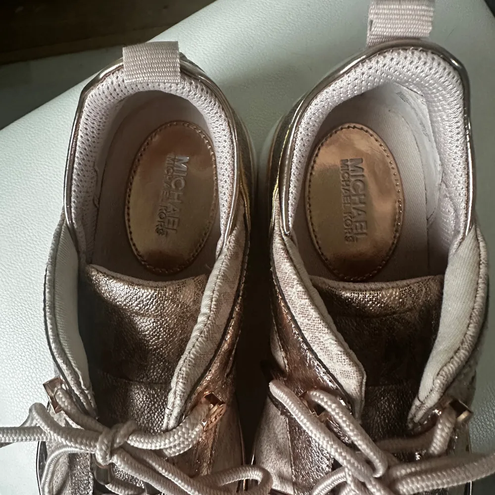 Helt nya sneakers från Michael kors, aldrig använt och säljer därför dessa! Perfekta nu till vår/sommar!! Orginal pris 2000 kr men säljer för 1499 kr ❤️ pris kan såklart alltid diskuteras ❤️❤️. Skor.