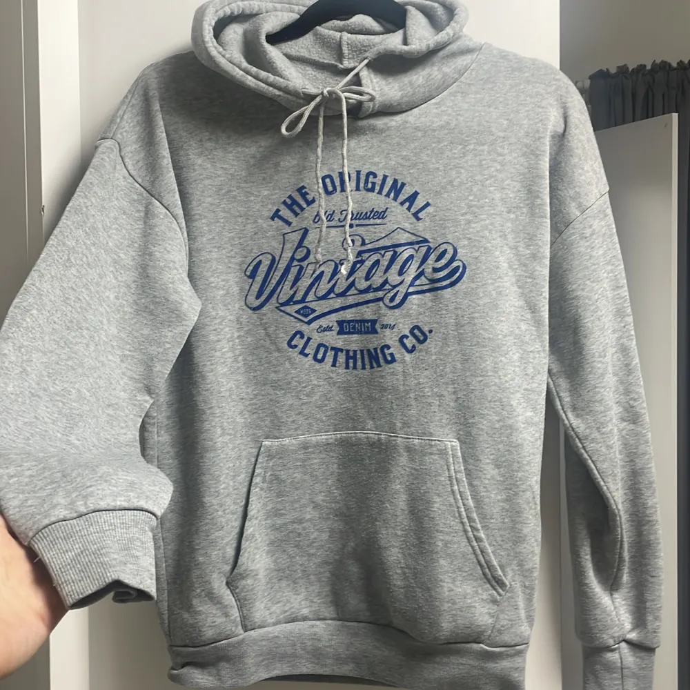 Jätteskön vintage hoodie, lite oversized modell. Den är knappt använd. Köpt för 299kr säljer för 150kr. Priset kan diskuteras.. Neuletakit & Villapaidat.