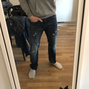 Replay jeans - Replay jeans-storleken är 32/34-jag är 182 och dom är lite för långa för mig-modellen heter waitom-kom dm om du har funderingar