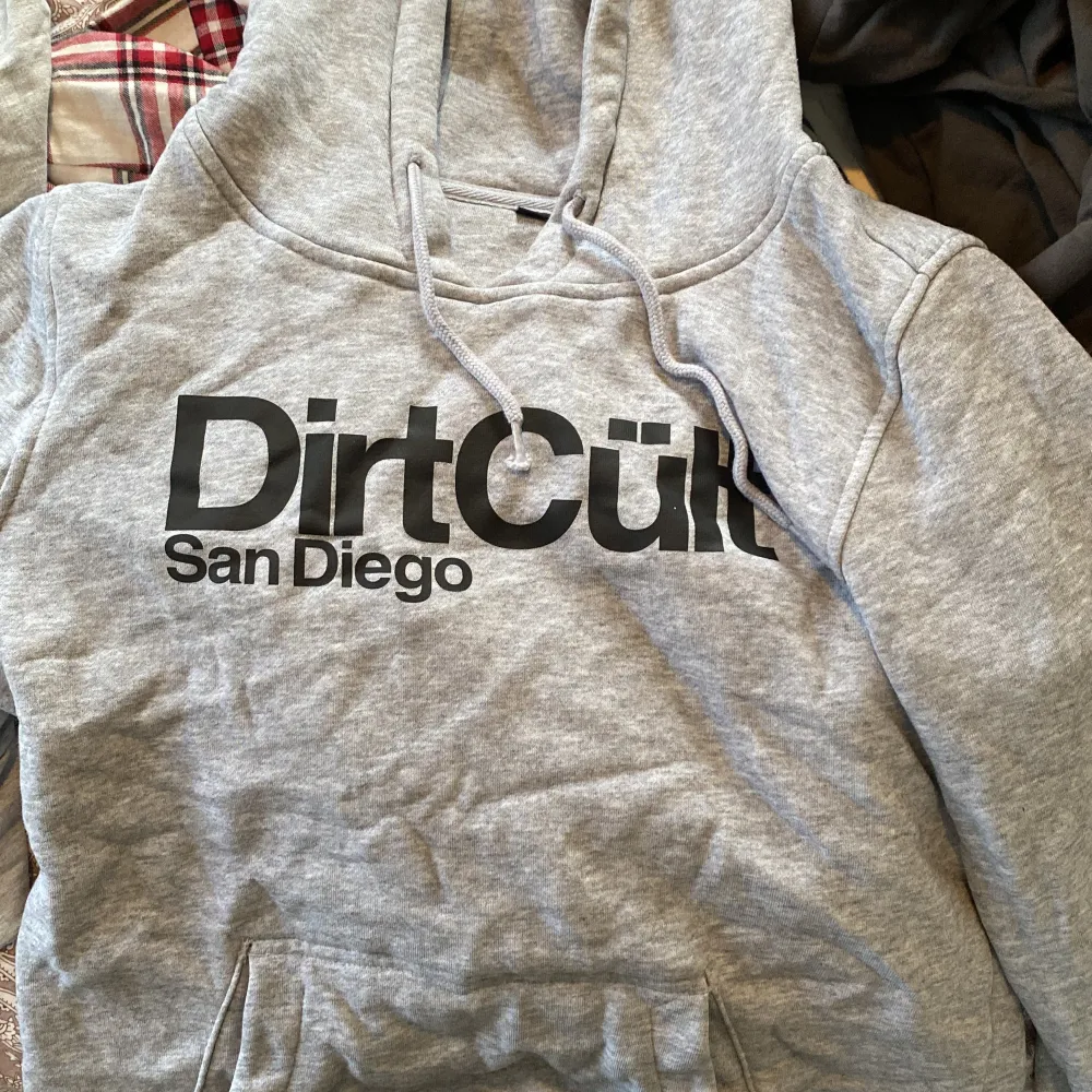 Dirt cult hoodie; mörkgrå. Inte använd på ett tag men i fint skick. Hoodies.