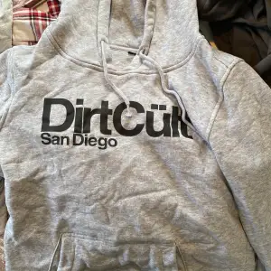 Dirt cult hoodie; mörkgrå. Inte använd på ett tag men i fint skick
