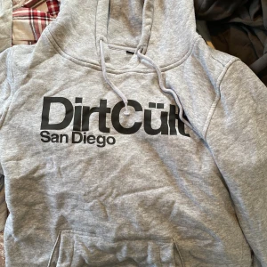 Hoodie - Dirt cult hoodie; mörkgrå. Inte använd på ett tag men i fint skick