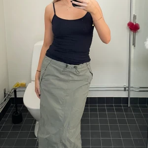 Grön cargokjol - Grön cargokjol från urban outfitters. Går  ner till anklarna på mig som är 165💚