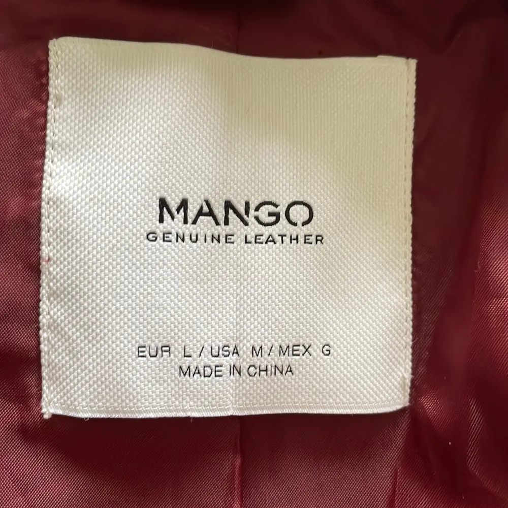 Cool vinröd läder jacka från Mango, perfekt till outfits i sommar!💕storlek L men väldigt liten i storleken så passar mig som brukar ha S/M!. Jackor.