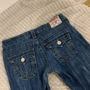 Super lågmidjade tru religion jeans som aldrig har blivit använda. De är i väldigt gott skick och är bootcut. Inga defekter, skriv om ni har frågor eller vid intresse 💓