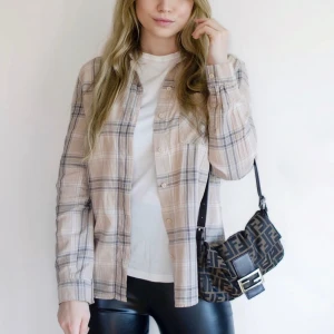 Rutig skjorta  - Rutig beige skjorta från H&M. Endast använd en gång. Storlek S.