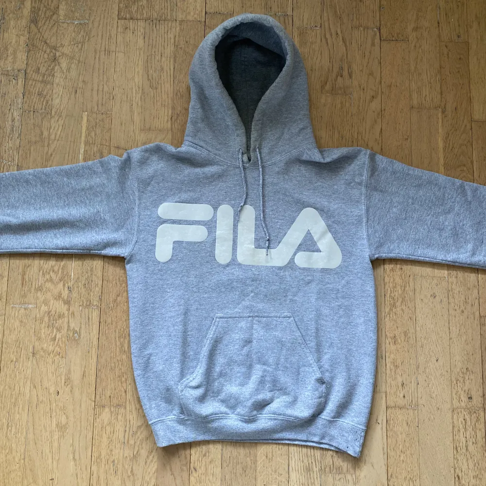 Snygg Fila hoodie, med reflex tryck. Säljer då den tyvärr inte kommer till användning längre. Ser tyvärr inte vilken storlek det är i, men sitter avslappnat på mig som är 160 cm, så skulle gissa S-M. I gott skick⭐️. Tröjor & Koftor.