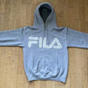 Snygg Fila hoodie, med reflex tryck. Säljer då den tyvärr inte kommer till användning längre. Ser tyvärr inte vilken storlek det är i, men sitter avslappnat på mig som är 160 cm, så skulle gissa S-M. I gott skick⭐️