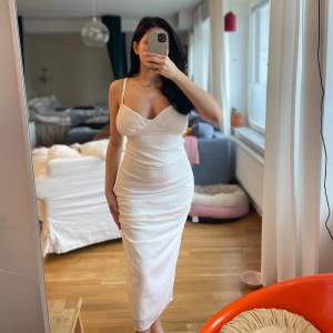 En vit sommar klänning från Nelly i storlek 36
