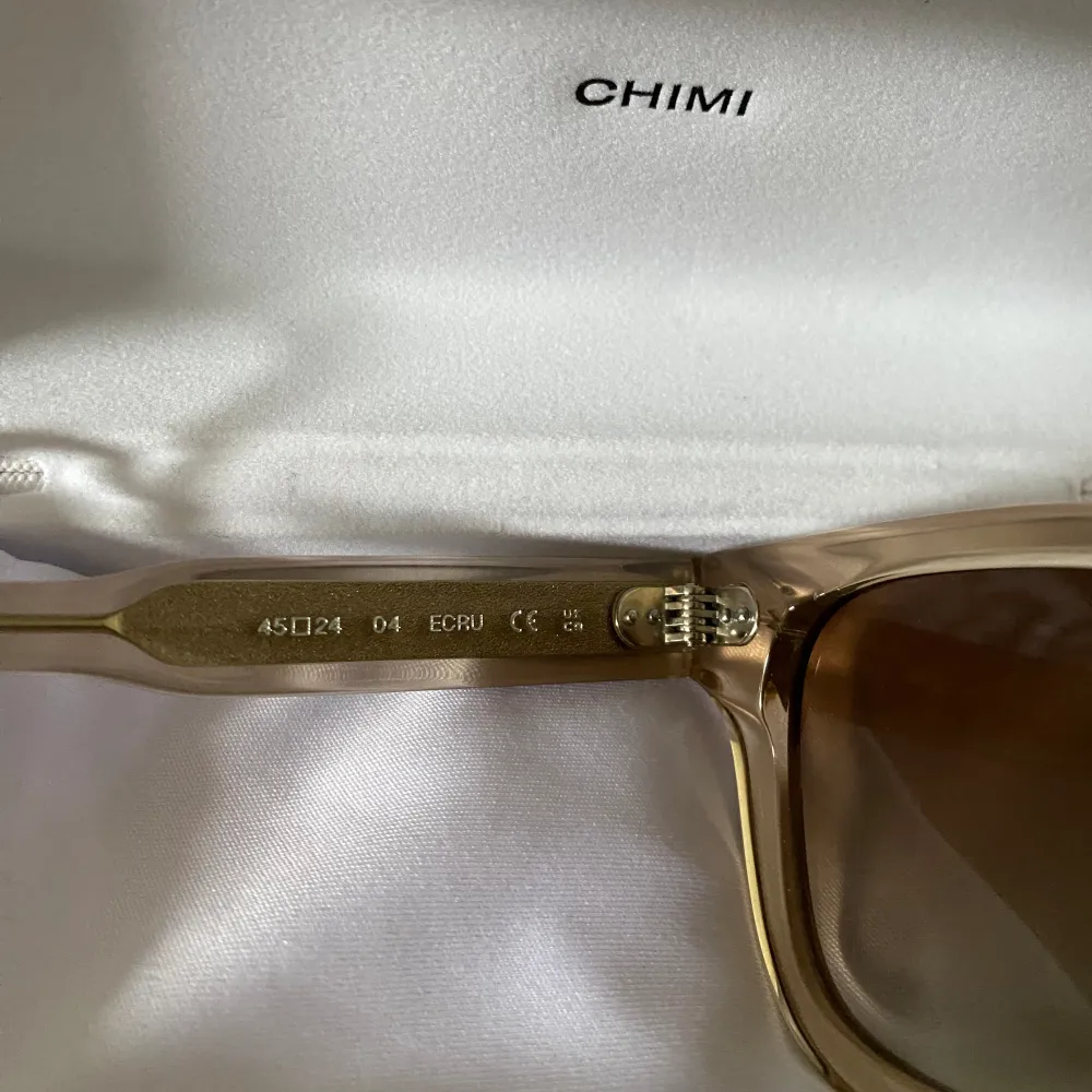 Säljer dessa chimi solglasögon som aldrig använts och ej kommer komma till användning🤍 Modell 04 Ecru. Övrigt.