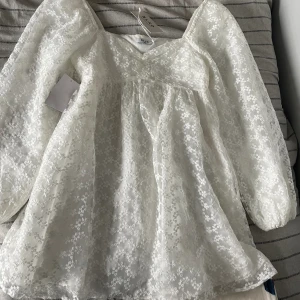 NAKD studentklänning-miniklänning med puffärmar - Miniklänning med puffärmar från NAKD men världens finaste blommiga tyg. Aldrig använd, prislappen är kvar. Men Inga defekter!💗 pris kan diskuteras 