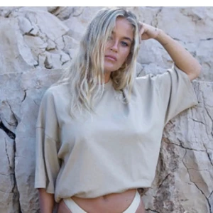 Oversized T-shirt - T-shirt från nakd x Josephine HJ, storlek S ( lånade bilder)