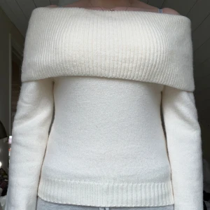 Offshoulder tröja - Jättefin offshoulder tröja i vitt/beige säljer då den inte kommer till användning🩷
