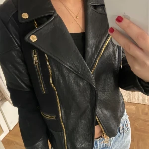 Juicy Couture läder jacka  - Super cool läder jacka. Skriv för frågor eller funderingar🥰
