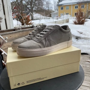 Arigato skor grey - Köpta av min kompis från arigatos hemsida, har kvitto och allt sånt! Lite smutsiga men bortom det är dom riktgt bra skick. Finns i Umeå men kan frakta 😃👍