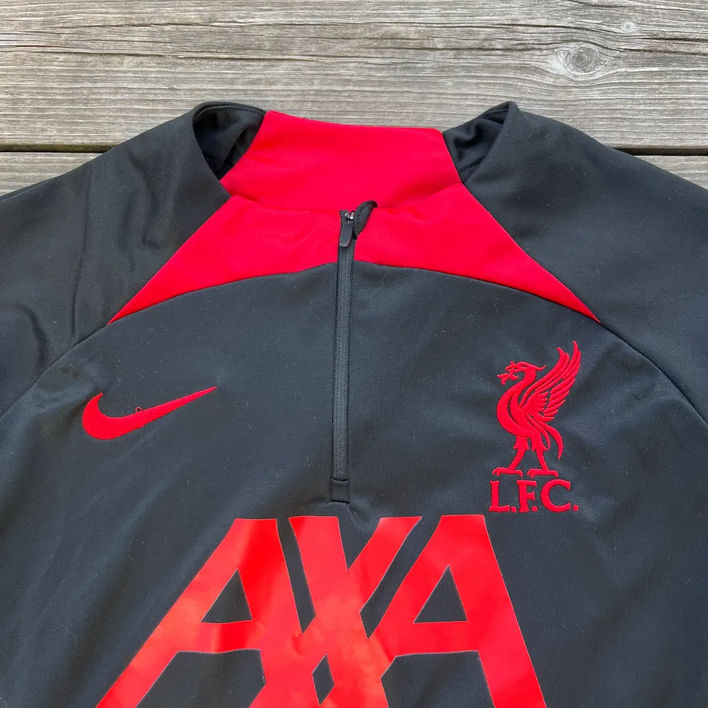 Liverpool zip tröja Size S, som ny.. Sport & träning.
