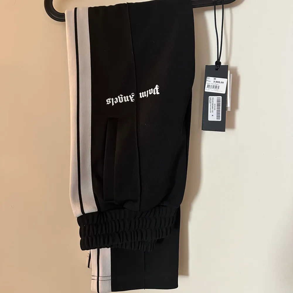 Säljer dessa Palm angels trackpants i strl M. Jag köpte dom i andrahand till min kille men dom va tyvärr för små🥲köpte ett helt set för 5900:-. Finns ute på fler sidor. Jeans & Byxor.