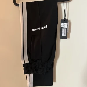 Palm Angels trackpants - Säljer dessa Palm angels trackpants i strl M. Jag köpte dom i andrahand till min kille men dom va tyvärr för små🥲köpte ett helt set för 5900:-. Finns ute på fler sidor