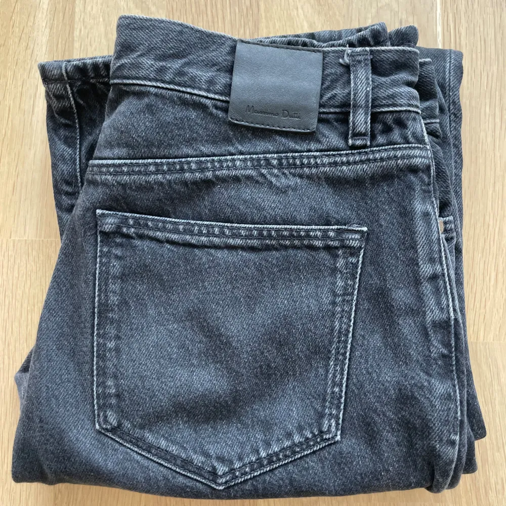 Fina svarta Massimo Dutti Jeans. Säljer pga. för små! ☀️🧸. Jeans & Byxor.