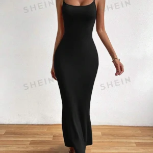 Lång svart klänning - Säljs pågrund av fel storlek :/ Helt oanvänd och jätte fin med reglerande band. Köpt för 144kr Den heter ”SHEIN Privé Enfärgat Linne Klänning”. Jätte fin och basic, perfekt till alla tillfällen 💘